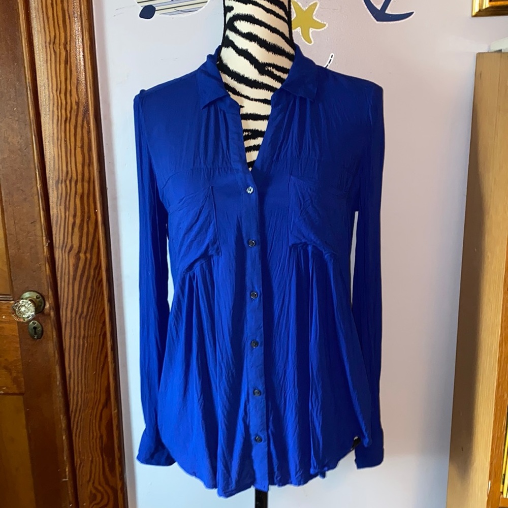 Mauve Anthropologie blue v neck button down size small